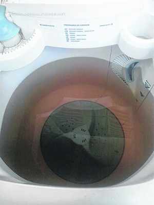 Leitora encaminhou ao JC foto da coloração da água (marrom) na máquina de lavar roupas