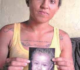 Jeniffer mostra a foto do pequeno Gabriel, que morreu afogado no começo deste mês