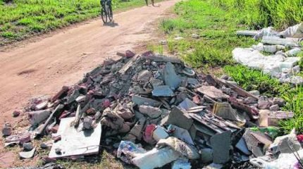 Grande quantidade de lixo é descartada em área verde monitorada na região do Parque dos Eucaliptos. Leitora pede mais consciência e limpeza do espaço