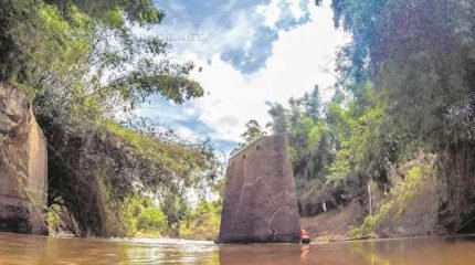 Madeiramento da ponte foi arrastado pelas chuvas no começo do ano. Pilares foram construídos há cerca de 70 anos