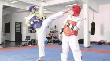 Talisca Reis (à esquerda) durante treino. Atleta é cotada para reserva nos Jogos Olímpicos