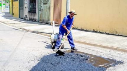 Três equipes da Secretaria de Obras foram destacadas para a realização do serviço, que utiliza massa quente de asfalto