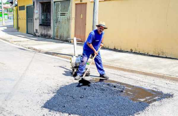 Três equipes da Secretaria de Obras foram destacadas para a realização do serviço, que utiliza massa quente de asfalto