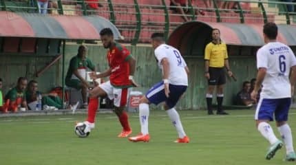 Com atletas no departamento médico, treinador vai colocar o que tem à disposição