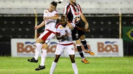 Com o auxiliar técnico Carlinhos Parreira no comando, que substituiu Luís dos Reis, com dengue, Rubro-Verde, mesmo não jogando bem, conquista os três pontos ao vencer a segunda seguida e, pela primeira vez, marca mais de um gol numa partida (Foto: Elton Oliveira/Jornal de Jundiaí Regional)