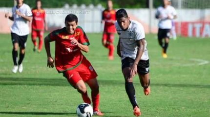 Rubro-Verde perdeu várias chances no primeiro tempo e no segundo, sofreu os gols (Foto: Sanderson Barbarini/Foco no Esporte)