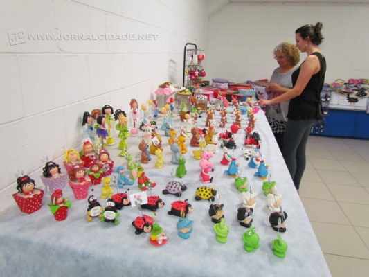 A feira teve início na última quinta-feira (3) e nela são comercializados diversos produtos artesanais