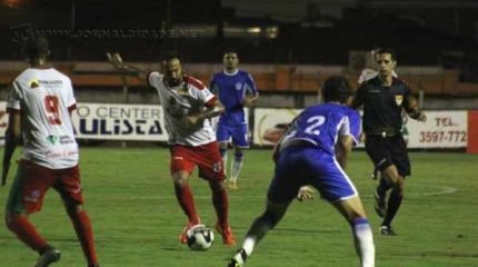 Em jogo fraco tecnicamente, times protagonizaram um festival de erros de passes e horríveis finalizações. Mas, com o ponto somado, o Rubro-Verde se segurou no G-8, em sétimo lugar