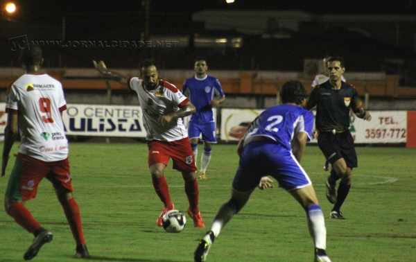 Em jogo fraco tecnicamente, times protagonizaram um festival de erros de passes e horríveis finalizações. Mas, com o ponto somado, o Rubro-Verde se segurou no G-8, em sétimo lugar