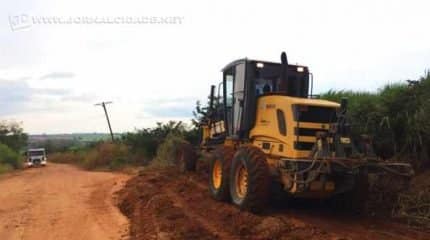 As máquinas, cedidas pela Secretaria de Agricultura, Abastecimento e Silvicultura, também fazem o alargamento da via para oferecer mais espaço aos veículos