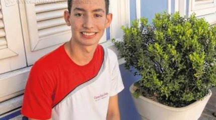 Arthur estuda durante o período da manhã no Bayeux e na parte da tarde faz curso profissionalizante no Senai