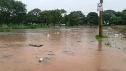 Avenida 16 alagada no Jardim São Paulo. No local, há uma placa que alerta sobre alagamentos