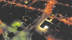 Trecho da Avenida 32, uma das principais vias de Rio Claro, na Vila Aparecida, está com luminárias apagadas há mais de uma semana; único ponto de luz no local é do posto de combustíveis (Foto aérea: Bruno Leite)