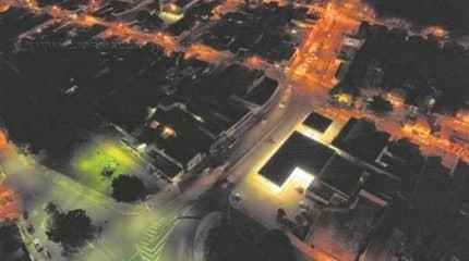Trecho da Avenida 32, uma das principais vias de Rio Claro, na Vila Aparecida, está com luminárias apagadas há mais de uma semana; único ponto de luz no local é do posto de combustíveis (Foto aérea: Bruno Leite)