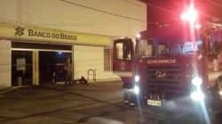 O incêndio teve início às 19h30. O Corpo de Bombeiros está no banco, e o fogo já foi controlado.