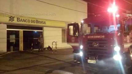 O incêndio teve início às 19h30. O Corpo de Bombeiros está no banco, e o fogo já foi controlado.