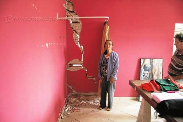 Casa de costureira de 79 anos pode desabar a qualquer momento. Uma vizinha também está com problemas estruturais na residência