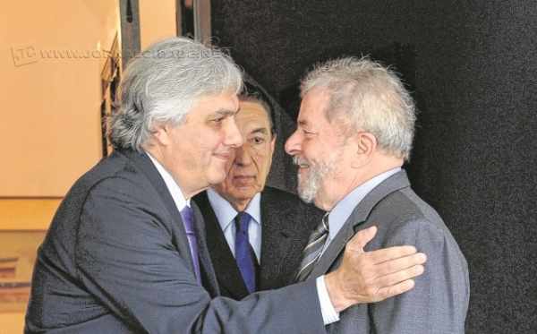 Delcídio cita fatos envolvendo o ex-presidente Luiz Inácio Lula da Silva, a presidente Dilma, senadores do PMDB e Aécio Neves (PSDB)