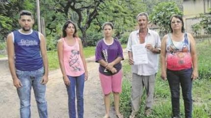 Jeferson Honório (à esquerda) mora na floresta desde que nasceu. Ao seu lado, Michele Honório, Viviane Honório, o morador José Araújo e a esposa Doralice Honório