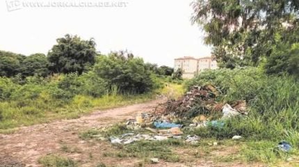 Acúmulo de lixo no Jd. Cidade Azul. Leitora enviou denúncia via WhatsApp da Redação (99942-4100)