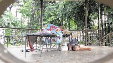 Moradores de rua no coreto do Jardim Público. Cena se repete diariamente, segundo frequentadores