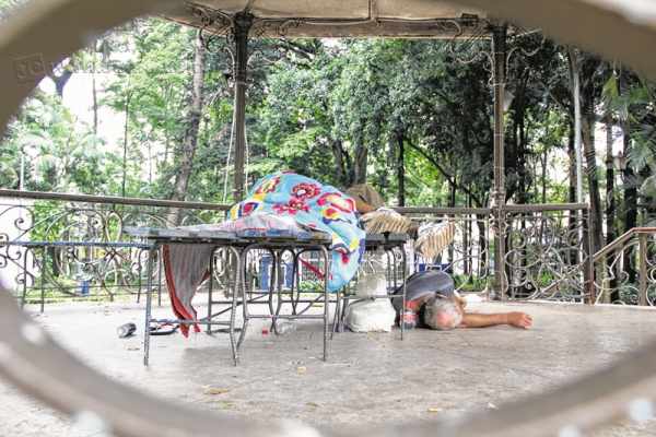 Moradores de rua no coreto do Jardim Público. Cena se repete diariamente, segundo frequentadores