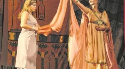 Peça possui mais de 120 itens de figurinos, com que seus 11 atores interpretam 16 personagens durante uma hora e quarenta minutos