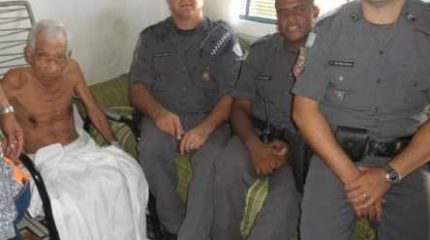 O aposentado Gerson Meira Sertão recebeu uma cama hospitalar dos PMs