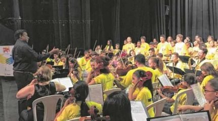 Alunos participam de aulas e, ao concluírem o curso, realizam apresentações demonstrando tudo o que aprenderam ao longo do projeto