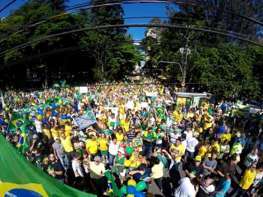Manifestação no último domingo (13) levou milhares ao Centro de Rio Claro