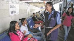 Funcionários “orientadores” monitoram vendas de bilhetes unitários de passagem para usuários do sistema de transporte em Rio Claro