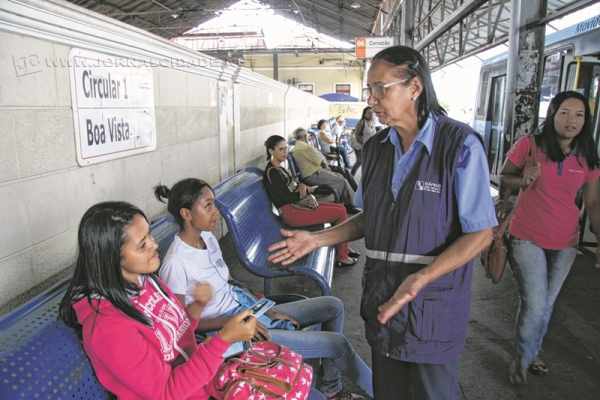 Funcionários “orientadores” monitoram vendas de bilhetes unitários de passagem para usuários do sistema de transporte em Rio Claro