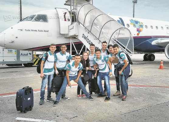 Estudantes embarcaram para Brasília na terça-feira (15) para participar do torneio de robótica