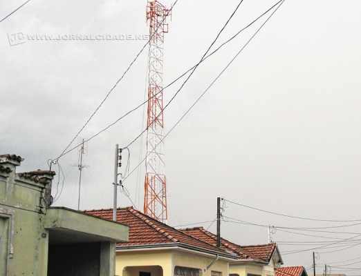 Antena instalada na região do bairro Consolação gera queixas de populares, que pedem fiscalização por parte da Prefeitura