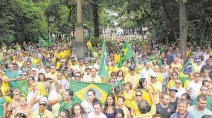 Rio-clarenses tomaram mais de cinco quarteirões durante a passeata pelo impeachment de Dilma Rousseff (PT) no domingo, dia 13