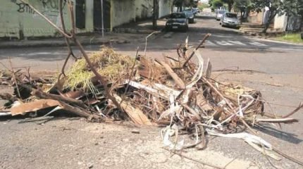Buraco na na Avenida M-31 com a Rua 10, no bairro Jardim São João (Foto: Rogério Leite)