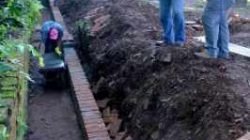 Os canais de escoamento de água foram feitos com tijolos e sofreram a ação do tempo