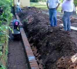Os canais de escoamento de água foram feitos com tijolos e sofreram a ação do tempo
