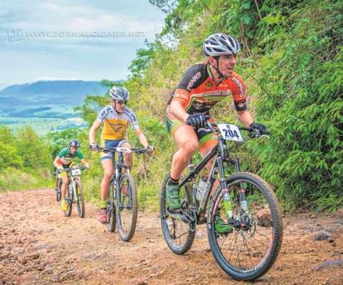 O trajeto da prova é sinalizado e há carro de apoio e ambulância dando segurança aos participantes (Foto: Filippo Ferrari)