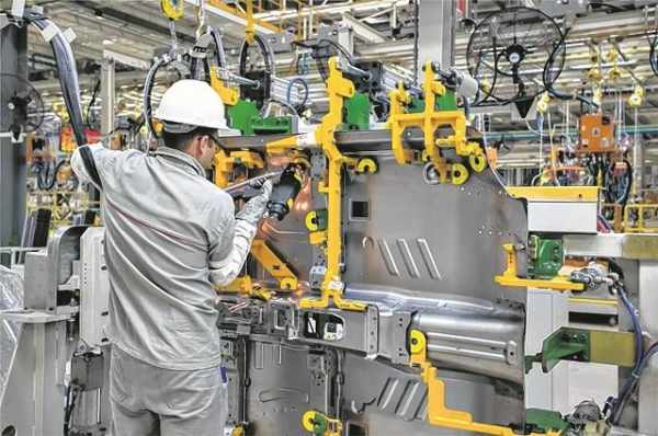 Metalúrgico opera máquina em empresa. Setor de metalurgia está entre os que mais demitiram em fevereiro (Foto: Chery do Brasil)