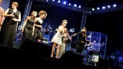 O espetáculo acontece no sábado e domingo, a partir das 20 horas. Diversos nomes da música popular brasileira serão interpretados pelas 13 cantoras durante o show