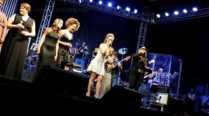 O espetáculo acontece no sábado e domingo, a partir das 20 horas. Diversos nomes da música popular brasileira serão interpretados pelas 13 cantoras durante o show