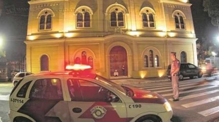 Polícia Militar registrou a ocorrência. Dois homens em uma motocicleta anunciaram o assalto e roubaram as bolsas de duas senhoras (Foto: Ilustrativa/Polícia Militar)