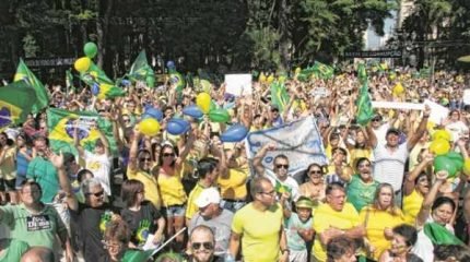 Milhares de rio-clarenses foram às ruas no último domingo (13)