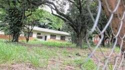 Local em que deveria estar funcionando o Instituto Federal está depredado, no bairro Santana