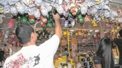 O cliente Joel Calderan é atendido pela vendedora Ana Paula Vilar na compra dos ovos para os filhos em loja de chocolates na região central de Rio Claro