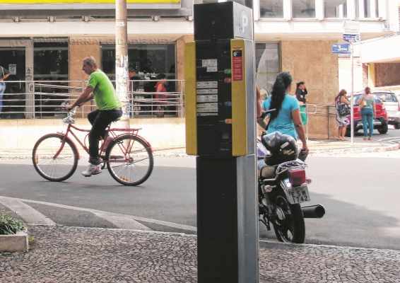 Tíquetes para utilizar vagas da Área Azul podem ser encontrados nos parquímetros instalados em vários pontos da região central