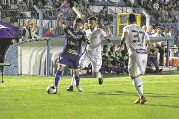 Galo Azul dominou em jogo de ataque contra defesa e perdeu grande chance de sair com a vitória