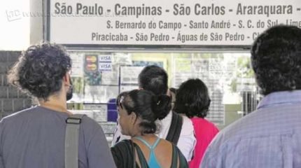 Passageiros procuram por passagens para viagens de ônibus no Terminal Rodoviário de Rio Claro