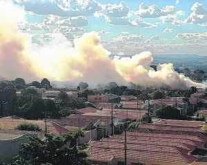 Fumaça provocada por incêndio que foi registrado no bairro Vila Olinda nessa segunda-feira (18)